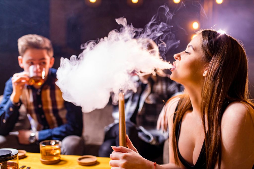 Freunde feiern in der Shisha-Lounge