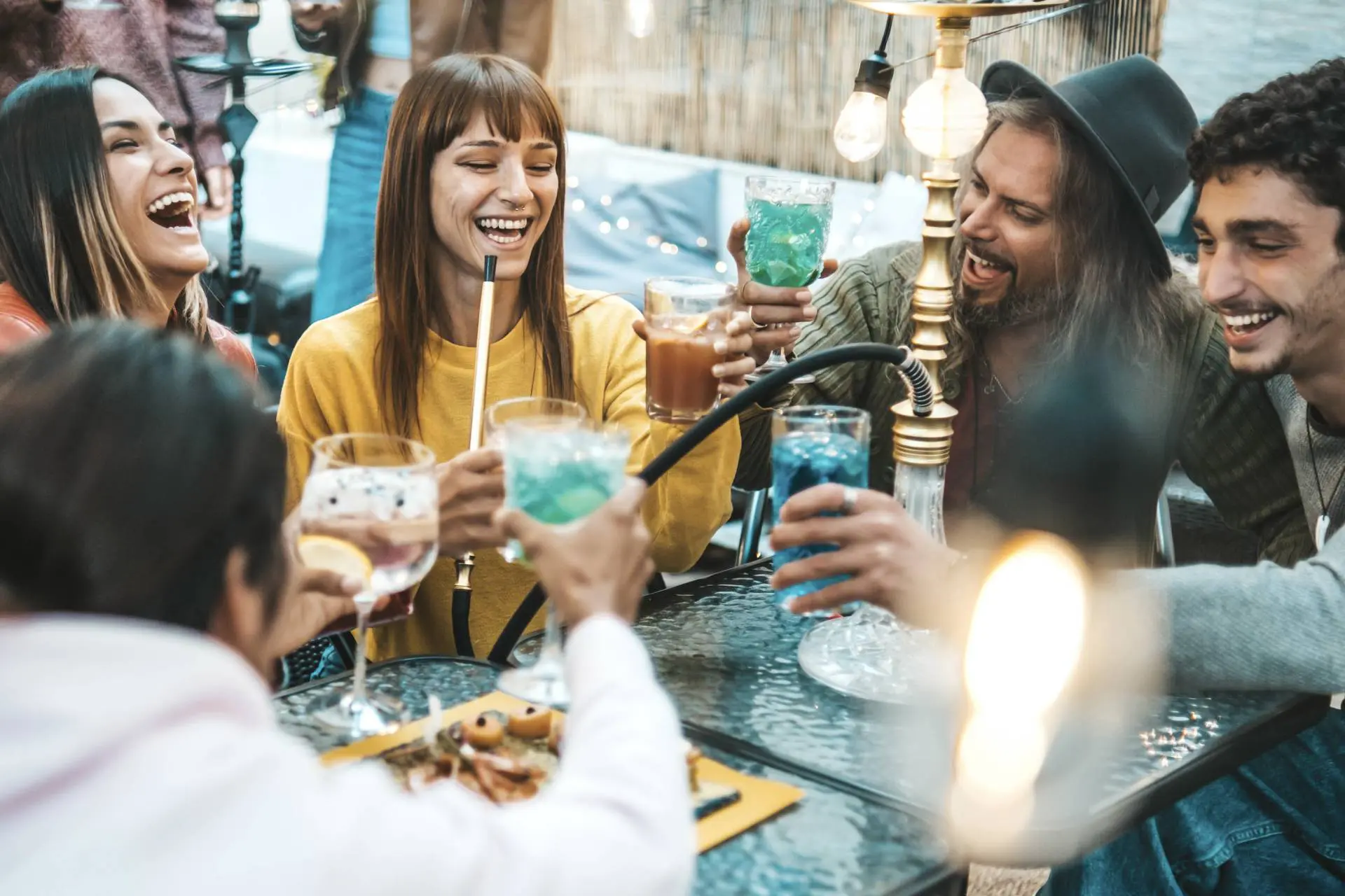 Freunde in guter Gesellschaft trinken Cocktails in der Shisha-Bar