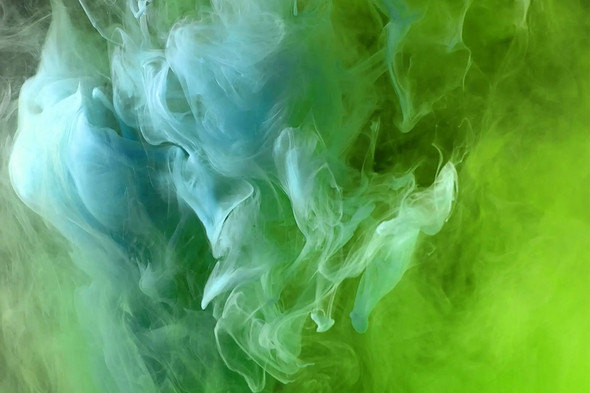 Wirbelnder, grün-blauer Shisha-Rauch